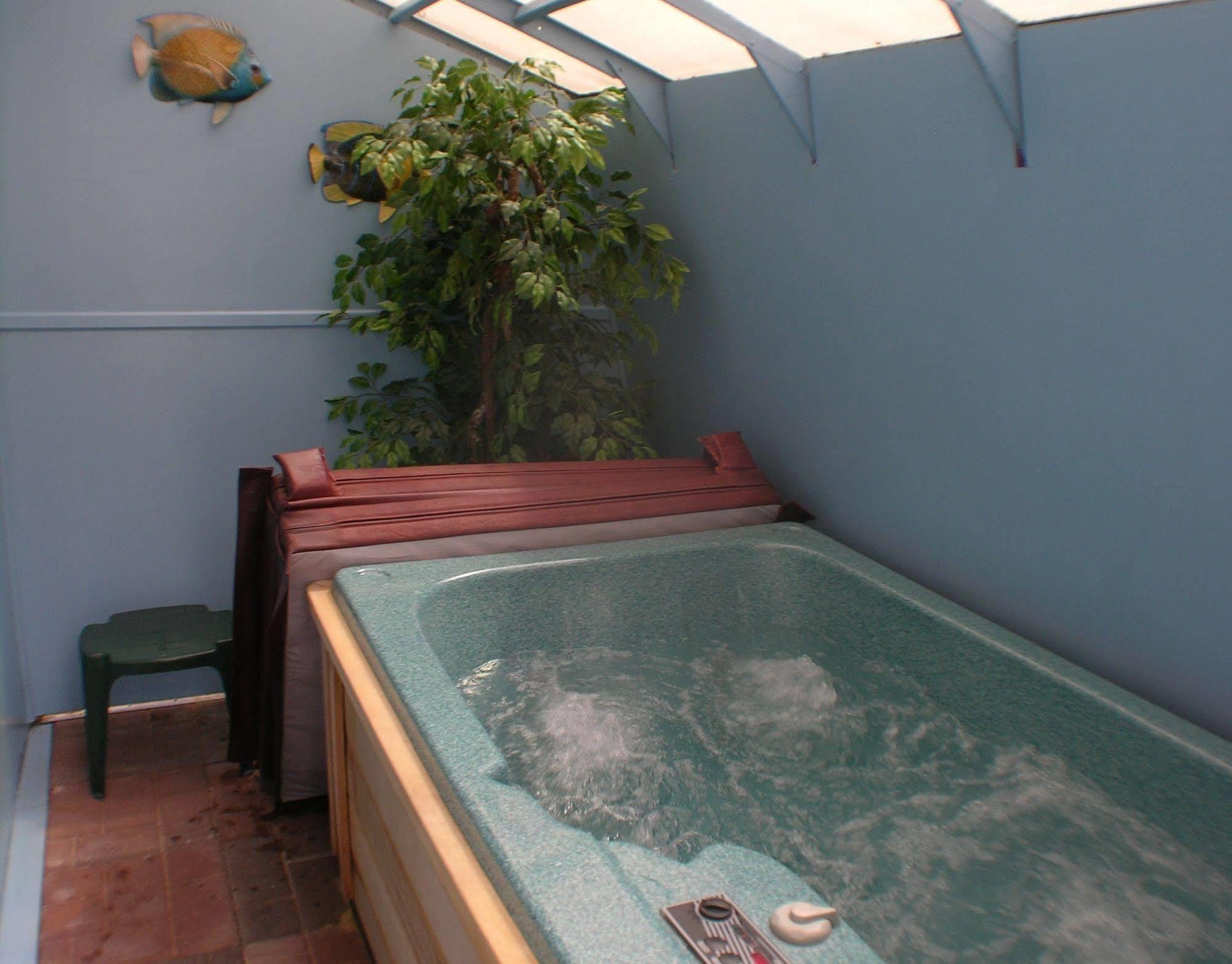 Bay Top Motel Weirs Beach Bagian luar foto