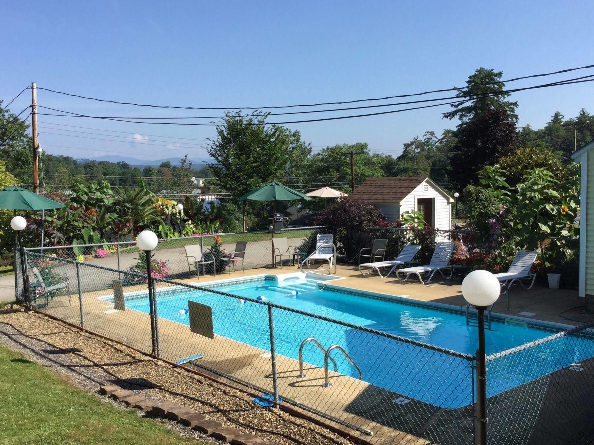 Bay Top Motel Weirs Beach Bagian luar foto